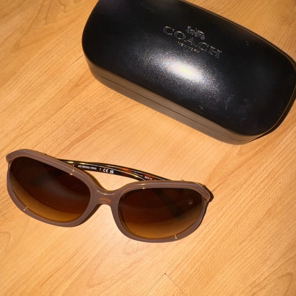 Coach Sunglasses- Integration Flower - Picture 2 of 4